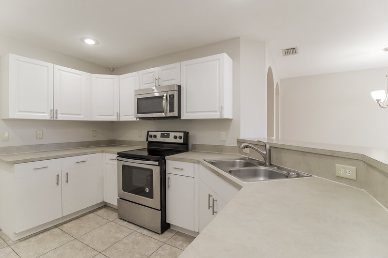 2,430/Mo, 1018 SW 9th Ct Cape Coral, FL 33991 Kitchen View