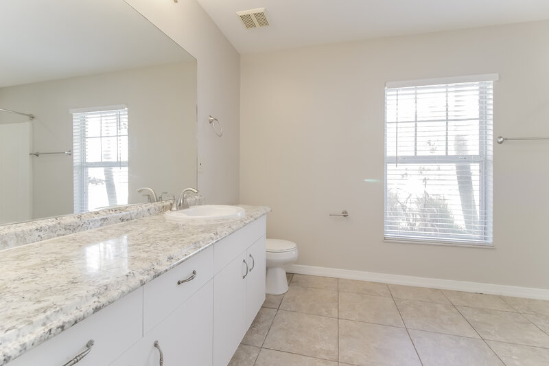 2,430/Mo, 1018 SW 9th Ct Cape Coral, FL 33991 Main Bathroom View