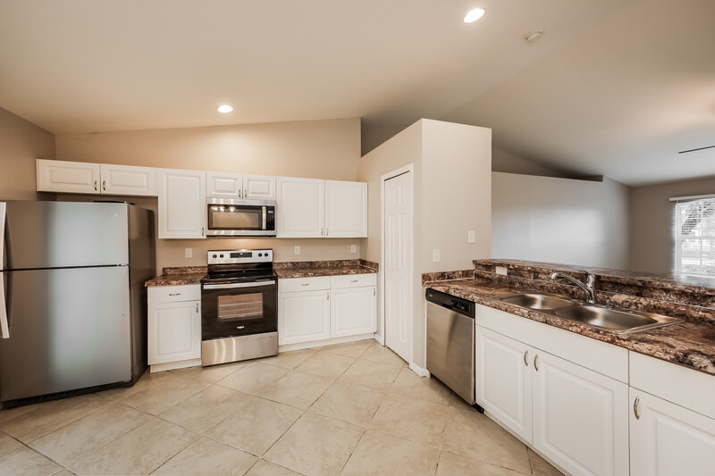 2,450/Mo, 719 Rue Labeau Cir Fort Myers, FL 33913 Kitchen View