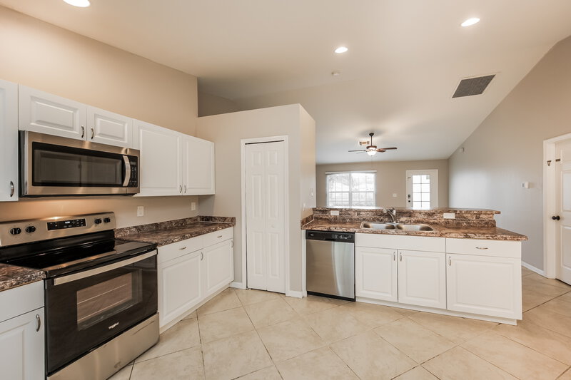 0/Mo, 719 Rue Labeau Cir Fort Myers, FL 33913 Kitchen View 2
