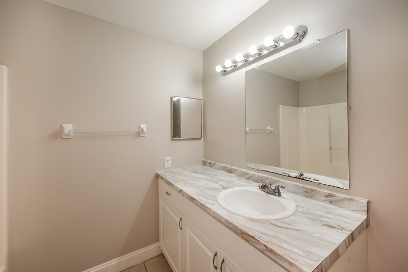 2,450/Mo, 719 Rue Labeau Cir Fort Myers, FL 33913 Main Bathroom View