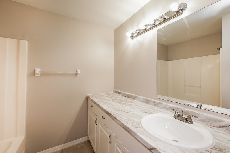 2,450/Mo, 719 Rue Labeau Cir Fort Myers, FL 33913 Bathroom View