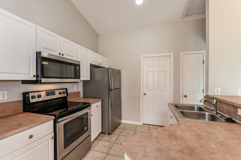1,750/Mo, 117 SW 22nd Ter Cape Coral, FL 33991 Kitchen View