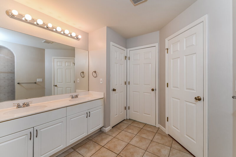 1,750/Mo, 117 SW 22nd Ter Cape Coral, FL 33991 Main Bathroom View
