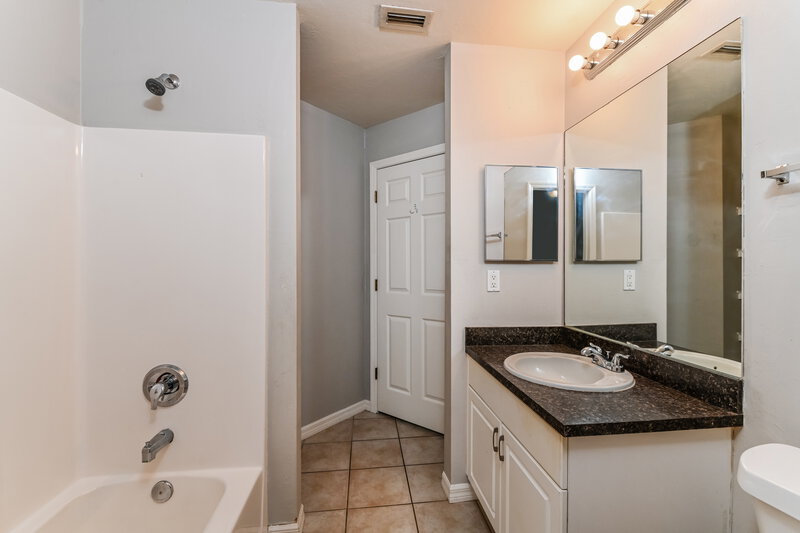 1,750/Mo, 117 SW 22nd Ter Cape Coral, FL 33991 Bathroom View