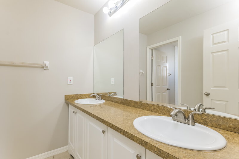 1,730/Mo, 16 NE 20th Ct Cape Coral, FL 33909 Main Bathroom View