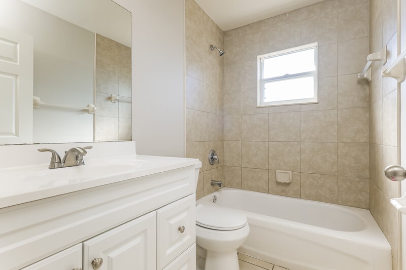 1,730/Mo, 16 NE 20th Ct Cape Coral, FL 33909 Bathroom View
