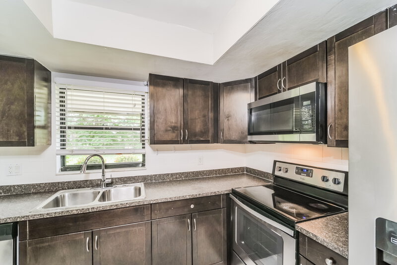 1,625/Mo, 1138 SE 13th St Cape Coral, FL 33990 Kitchen View 2