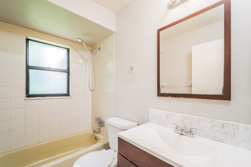 1,625/Mo, 1138 SE 13th St Cape Coral, FL 33990 Main Bathroom View