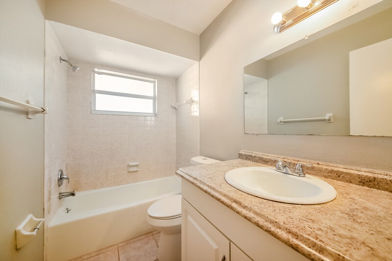 3,070/Mo, 344 Sunnyside Dr Venice, FL 34293 Bathroom View