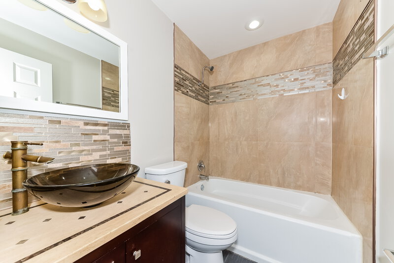 2,525/Mo, 1669 Georgetowne Boulevard Sarasota, FL 34232 Main Bathroom View