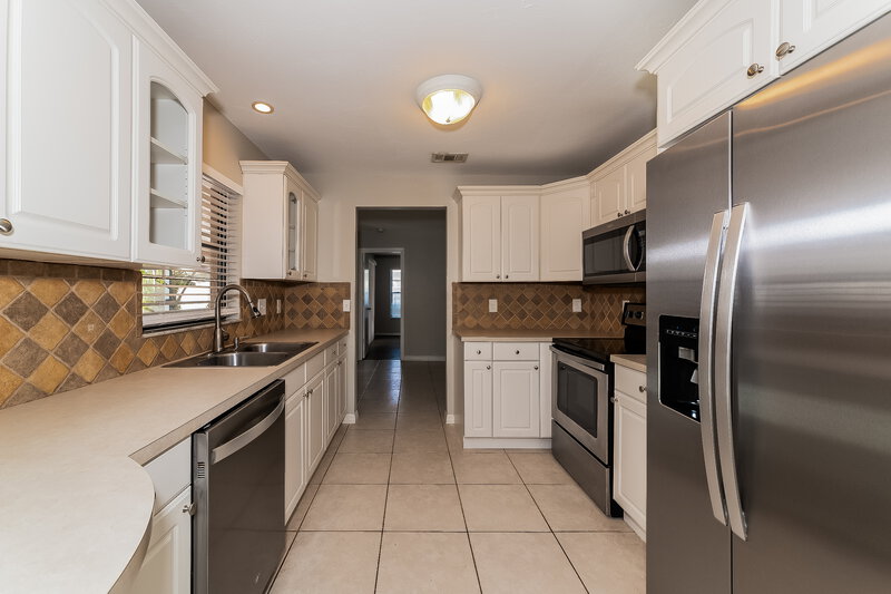 3,980/Mo, 8420 Sylvan Woods Dr Sarasota, FL 34243 Kitchen View