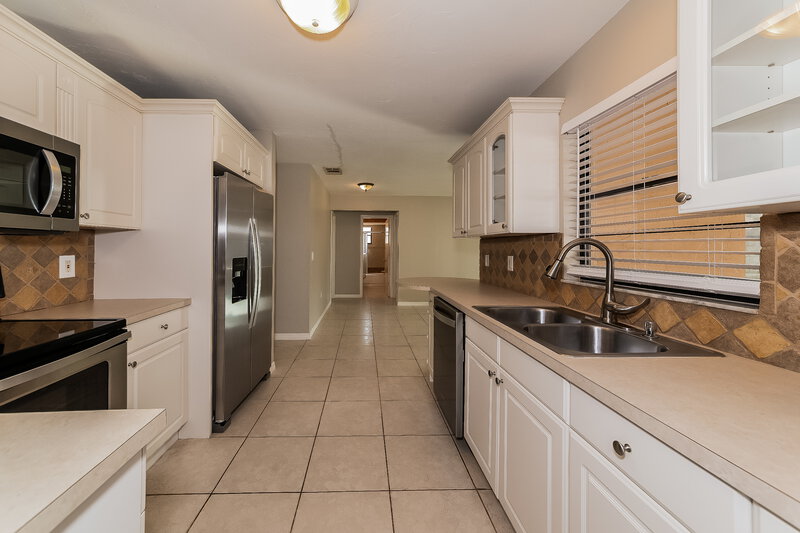 3,980/Mo, 8420 Sylvan Woods Dr Sarasota, FL 34243 Kitchen View 2