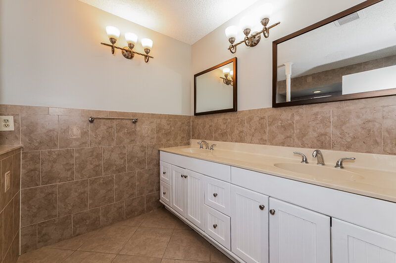 3,980/Mo, 8420 Sylvan Woods Dr Sarasota, FL 34243 Main Bathroom View
