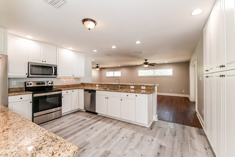 2,425/Mo, 2228 Treehaven Circle Fort Myers, FL 33907 Kitchen View 2