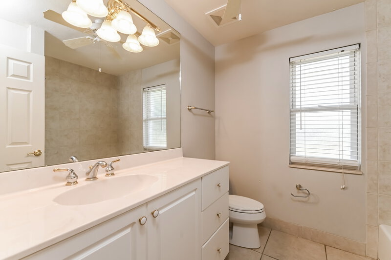 2,425/Mo, 2228 Treehaven Circle Fort Myers, FL 33907 Main Bathroom View