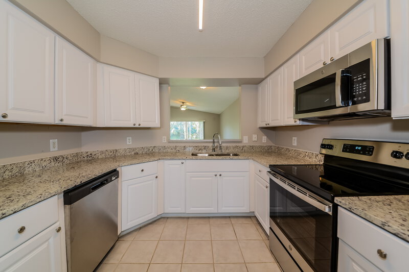 2,310/Mo, 6303 39th Ave W Bradenton, FL 34209 Kitchen View