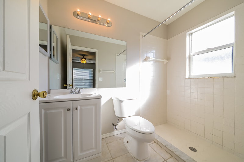 2,310/Mo, 6303 39th Ave W Bradenton, FL 34209 Main Bathroom View