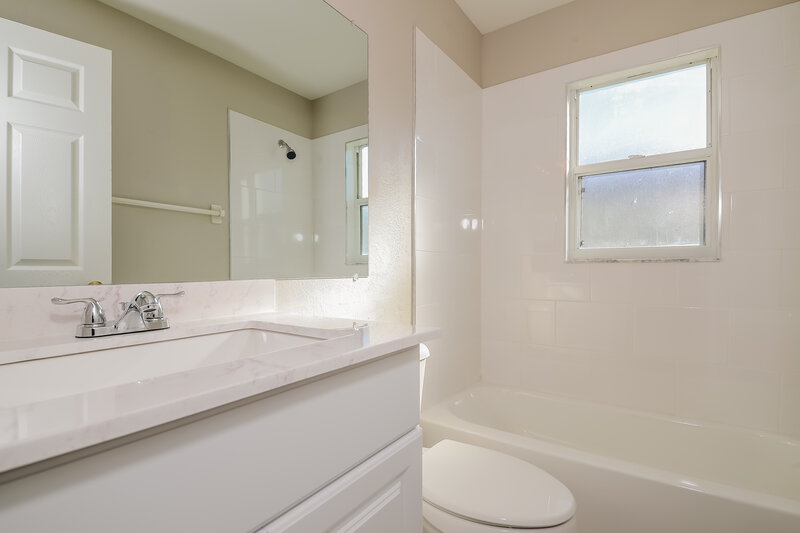 2,310/Mo, 6303 39th Ave W Bradenton, FL 34209 Bathroom View