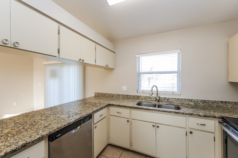 2,490/Mo, 2123 NE 4th Pl Cape Coral, FL 33909 Kitchen View