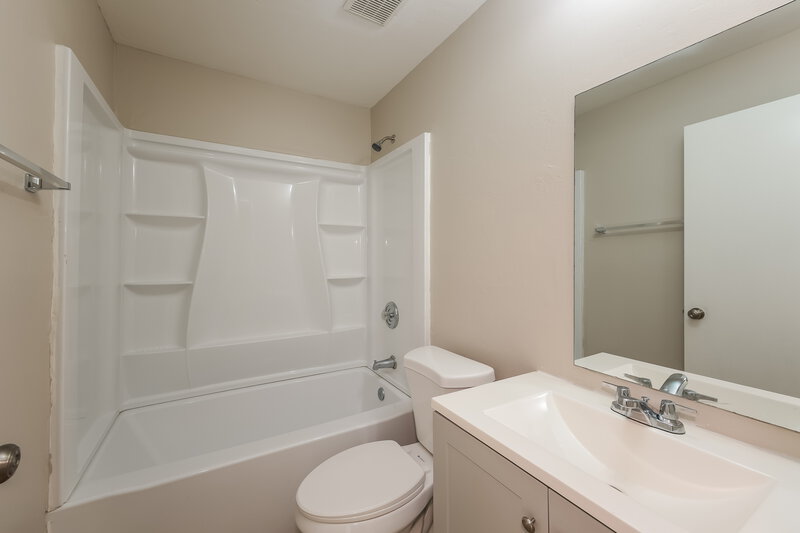 2,490/Mo, 2123 NE 4th Pl Cape Coral, FL 33909 Main Bathroom View