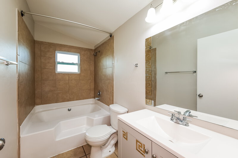 2,490/Mo, 2123 NE 4th Pl Cape Coral, FL 33909 Bathroom View