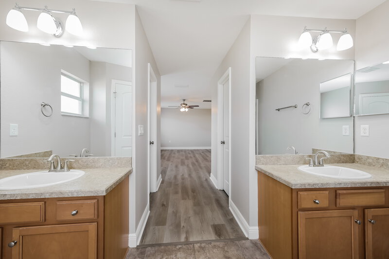2,660/Mo, 3523 E Gator Circle Cape Coral, FL 33909 Main Bathroom View