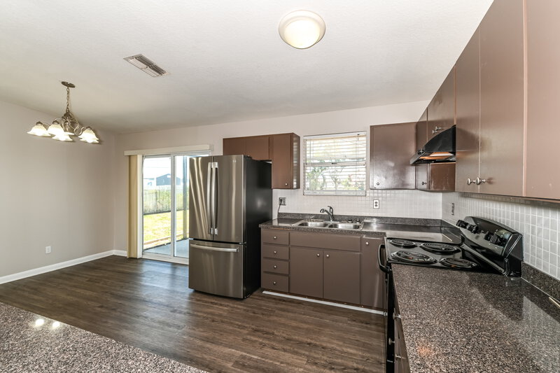 2,070/Mo, 1222 NE 5th Ave Cape Coral, FL 33909 Kitchen View 2
