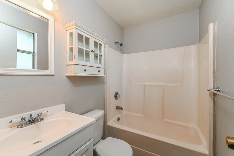 2,070/Mo, 1222 NE 5th Ave Cape Coral, FL 33909 Main Bathroom View
