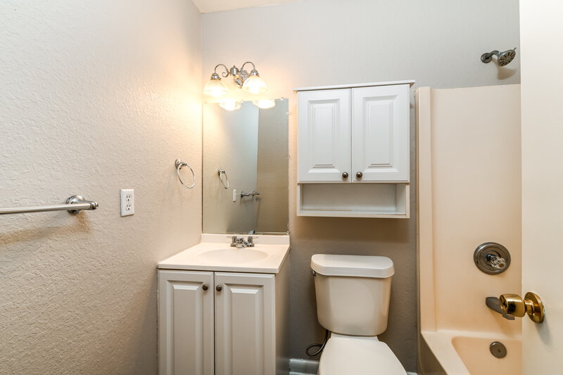 2,070/Mo, 1222 NE 5th Ave Cape Coral, FL 33909 Bathroom View