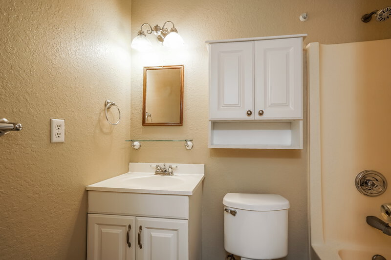 2,070/Mo, 1222 NE 5th Ave Cape Coral, FL 33909 Bathroom View 2