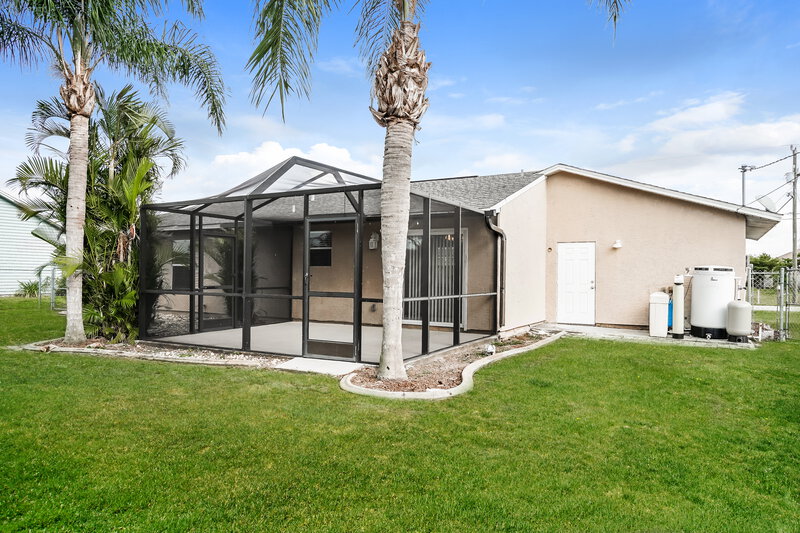 2,070/Mo, 1222 NE 5th Ave Cape Coral, FL 33909 Rear View 4