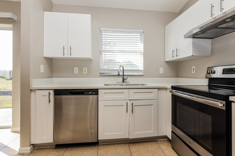 1,480/Mo, 1216 Belgrave St Fort Myers, FL 33913 Kitchen View 2