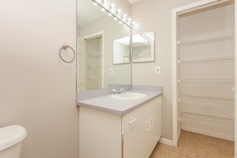 1,480/Mo, 1216 Belgrave St Fort Myers, FL 33913 Main Bathroom View