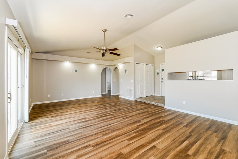 1,635/Mo, 147 SW 29th St Cape Coral, FL 33914 Living Room View 2