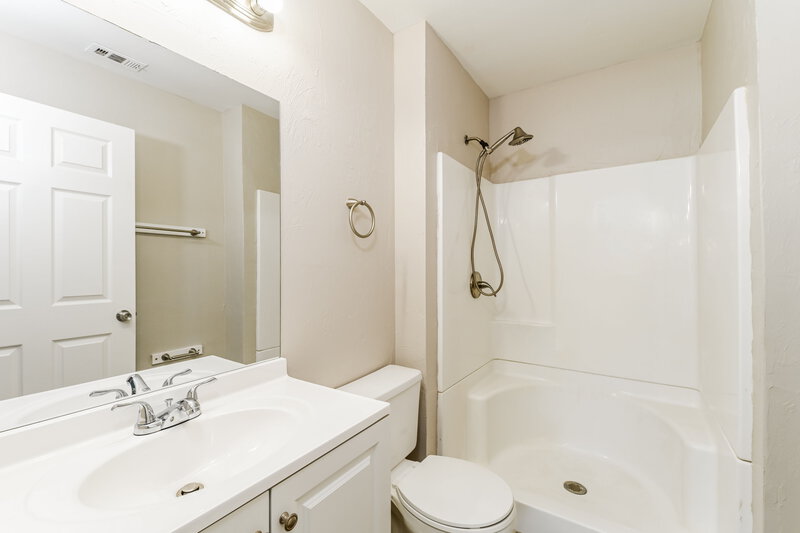 1,635/Mo, 147 SW 29th St Cape Coral, FL 33914 Main Bathroom View