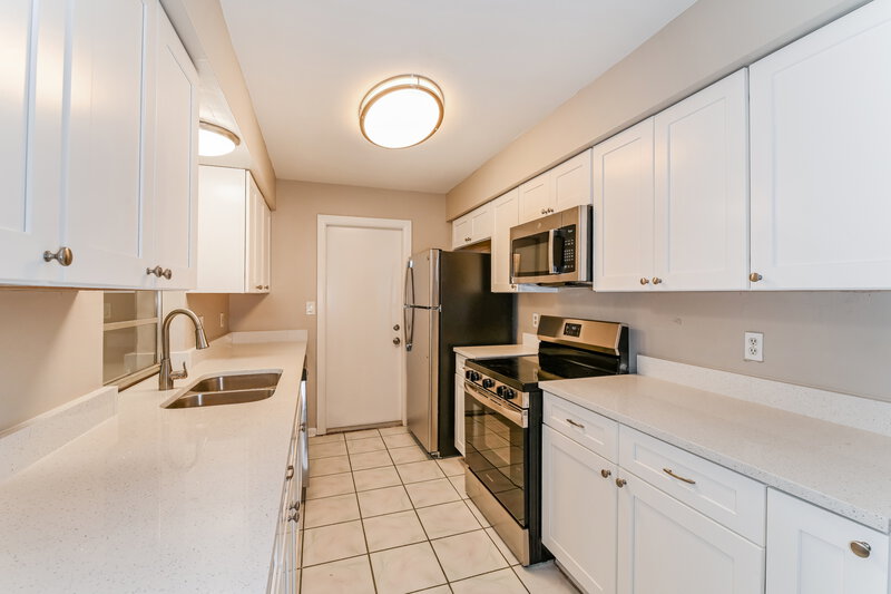 1,785/Mo, 19034 Evergreen Rd Fort Myers, FL 33967 Kitchen View