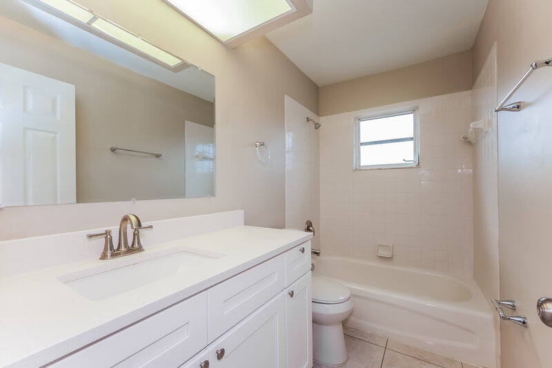 1,835/Mo, 3731 15th St W Lehigh Acres, FL 33971 Bathroom View