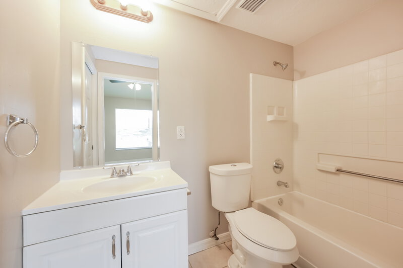 1,685/Mo, 3005 9th St W Lehigh Acres, FL 33971 Main Bathroom View