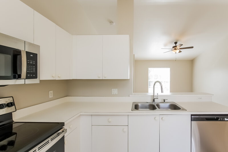 1,755/Mo, 3912 3rd St W Lehigh Acres, FL 33971 Kitchen View