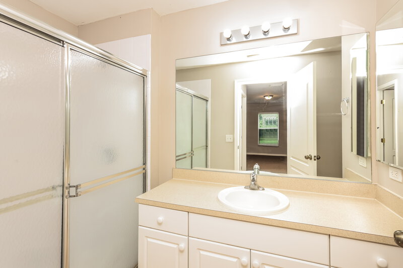1,650/Mo, 2601 Darlene Pl Lehigh Acres, FL 33971 Main Bathroom View