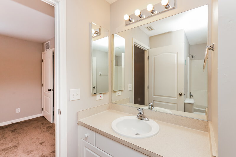 1,650/Mo, 2601 Darlene Pl Lehigh Acres, FL 33971 Bathroom View