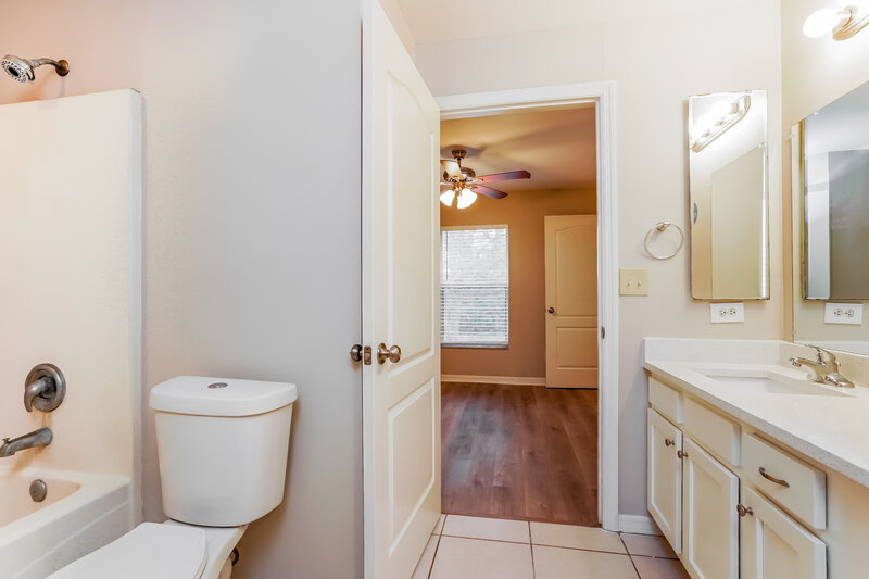1,910/Mo, 5210 6th St W Lehigh Acres, FL 33971 Bathroom View