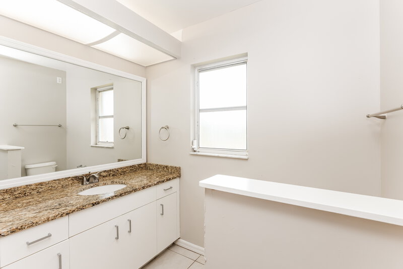 1,665/Mo, 3723 11th St W Lehigh Acres, FL 33971 Main Bathroom View