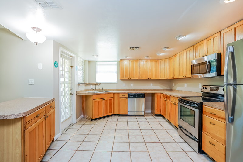 2,250/Mo, 812 Scott Ave Lehigh Acres, FL 33972 Kitchen View