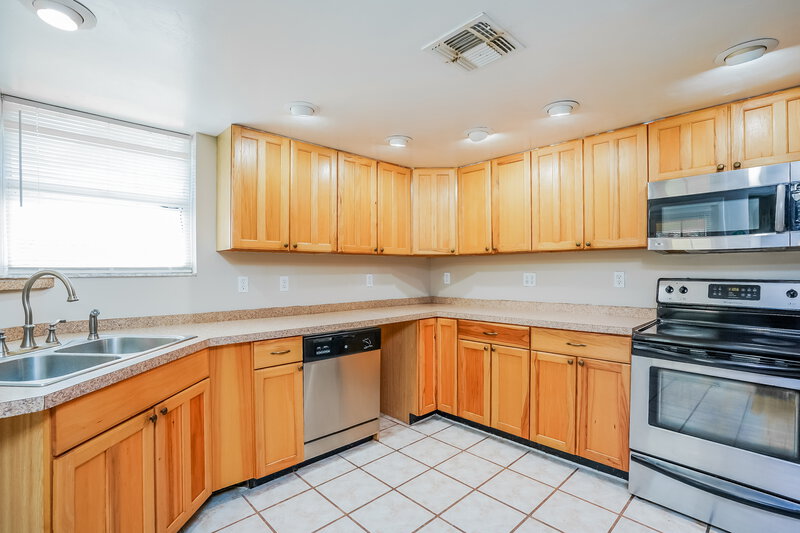 2,250/Mo, 812 Scott Ave Lehigh Acres, FL 33972 Kitchen View 2