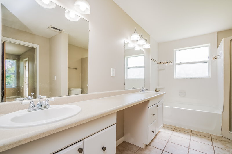 2,250/Mo, 812 Scott Ave Lehigh Acres, FL 33972 Main Bathroom View