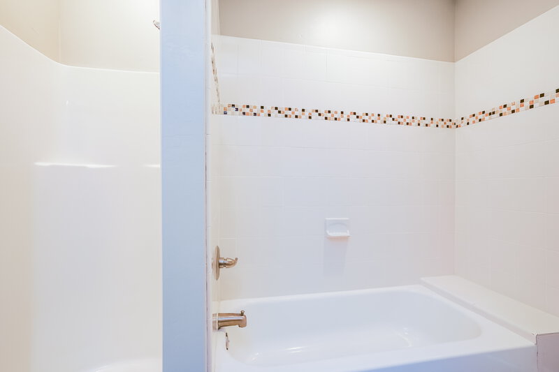 2,250/Mo, 812 Scott Ave Lehigh Acres, FL 33972 Bathroom View