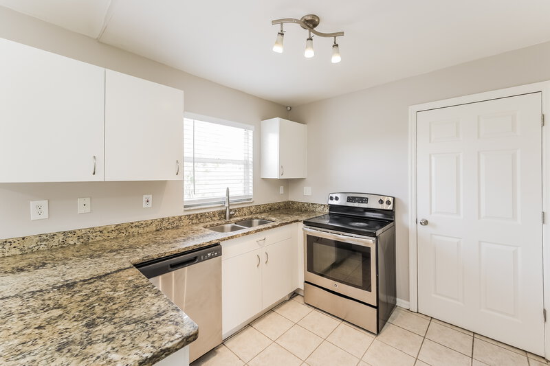 1,540/Mo, 577 Pierre Circle Lehigh Acres, FL 33974 Kitchen View