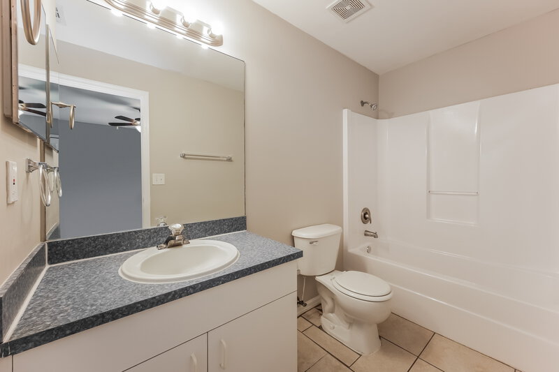 1,540/Mo, 577 Pierre Circle Lehigh Acres, FL 33974 Main Bathroom View
